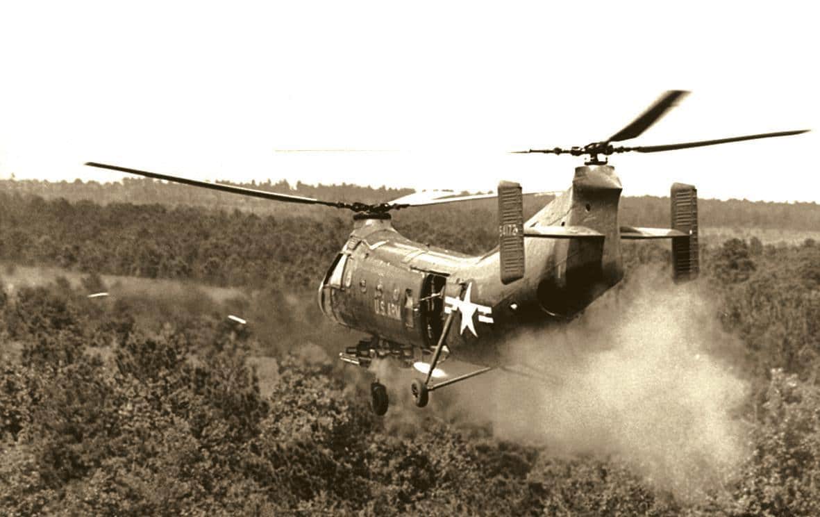 Вертолет Н-21в момент отстрела НАР 